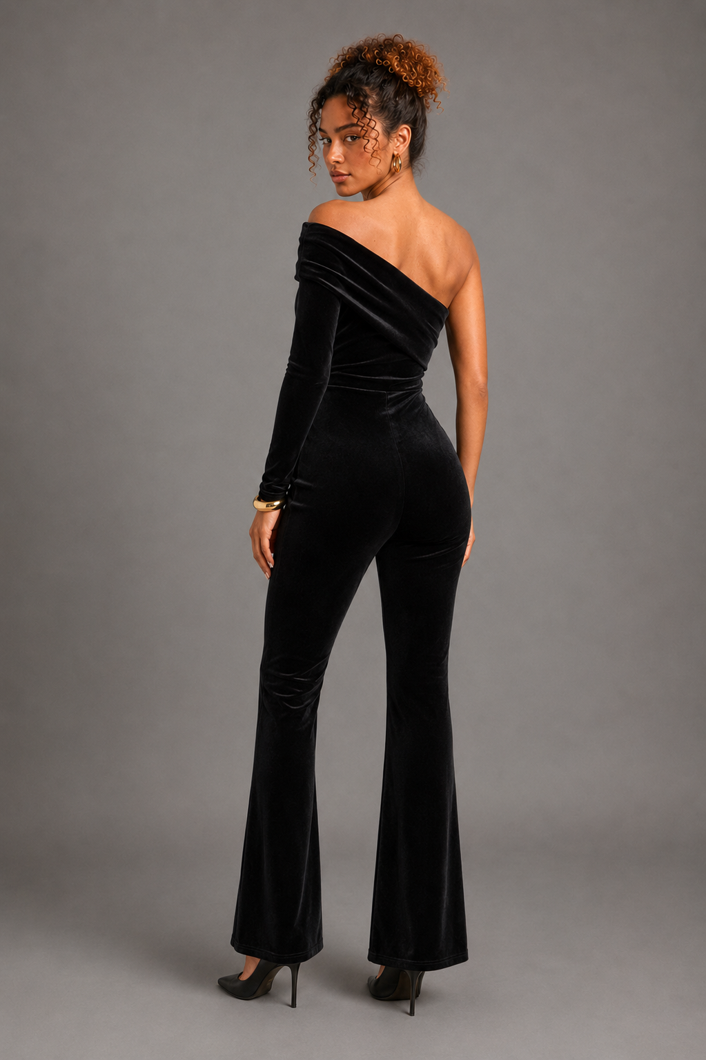 Étoile black velvet jumpsuit back view on Lisa