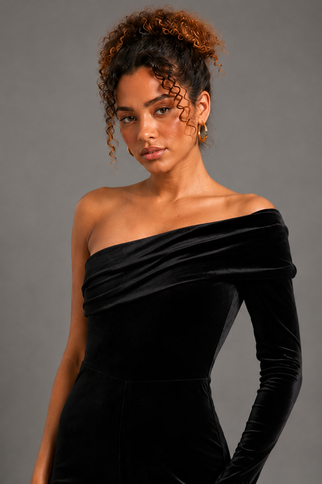Étoile black velvet jumpsuit neckline and fabric close-up on Lisa