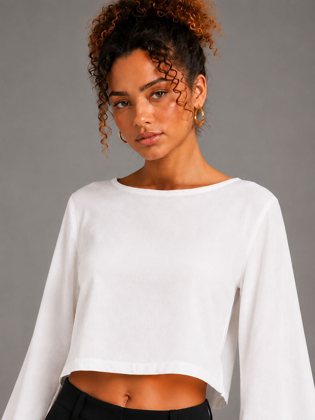 Warpy Top white on Lisa - close-up
